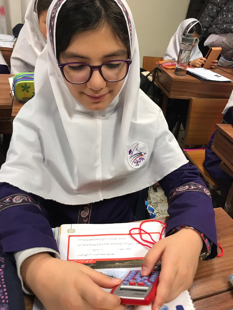 مهارت استفاده از ماشين حساب براى ضرب با اعداد بزرگ توسط دخترهاى گل پايه چهارم «ب»